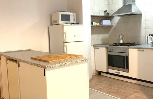 El Poble-sec Apartment | Huge Family Apt With Patio: Central Barcelona