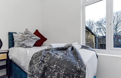 Bruce Grove House | HUGE Family Home Perfect for Friends and Family