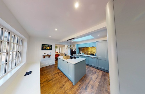 Clearbrook House | HUGE HOUSE DEVON - HOT TUB - PLAY AREA - GAMES ROOM - PARKING