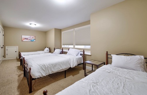 Abbotsford House | Huge house sleeps 22 w/ pool, hotub, karaoke, pool table