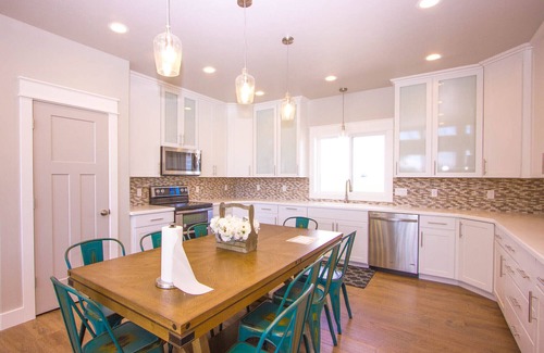 Heyburn House | Huge Lakefront House - sleeps 22! Private Dock! Boating, Water Skiing, Rafting!