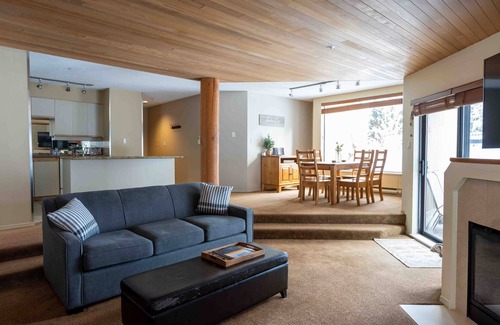 Blueberry Hill Condo | Huge New MountainView Patio, Spacious Ground Flr Corner Unit, Sleeps 8, Pool/Spa