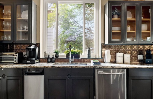 McQueeney House | Huge Waterfront Lodge: Sleeps 30, Perfect for Reunions & Retreats!