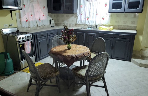 Christie House | HUGH SALE - Spacious 2 bed apt 5mins from Sandy Lane and Holetown beaches.