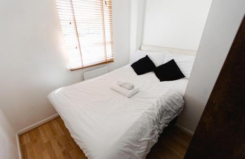 Hull Apartment | Hullidays Victora Dock- refurbished 2024