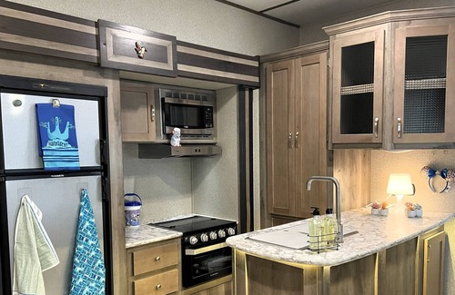 Bay Lake House | Hummingbird Haven RV with Queen, Bunk & 1 1/2 Baths- Delivered & Setup for You!