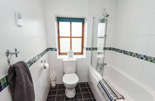 Thwing Cottage | HURDLES COTTAGE, family friendly, with pool in Great Driffield