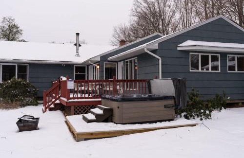 Poughkeepsie House | HV Spacious Retreat sleeps 13 with pool and hot tub