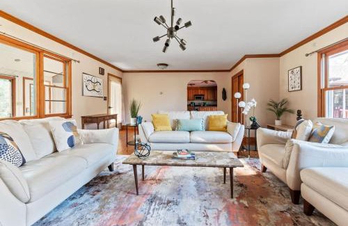 Poughkeepsie House | HV Spacious Retreat sleeps 13 with pool and hot tub