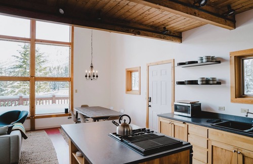 Hyak Ski Chalet | Hyak Hideout 3-bedroom chalet in welcoming Snoqualmie Pass with WiFi