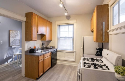 Hyde Park Apartment | Hyde Park Comfort with Office | Near Everything