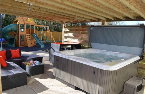 Llanbedrgoch House | Hyfryd Le- Hot tub, perfect for limited mobility