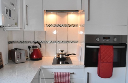 Hythe Apartment | Hythe - centrally located ground floor apartment with a musical theme