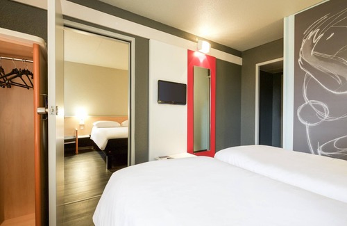 Lescar Hotel | ibis Pau Lescar