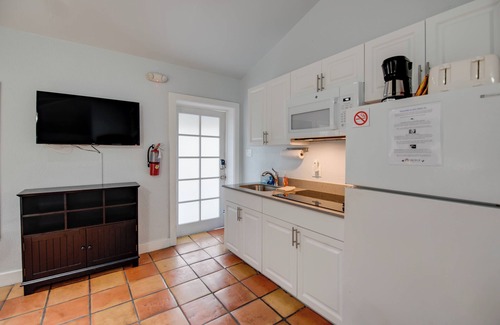 Uptown - Upper Duval Cottage | Ibis Suite | Bright Hideaway, Hot Tubs, Steps from Duval!