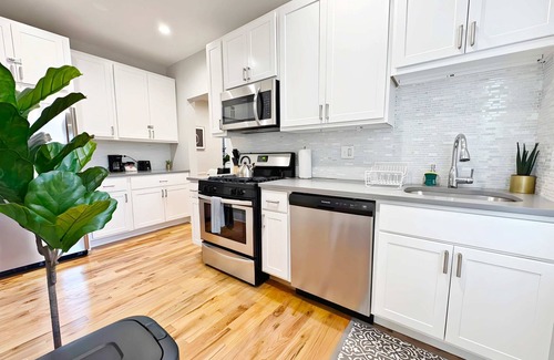 Boystown Apartment | Ideal 1-Bedroom Stay