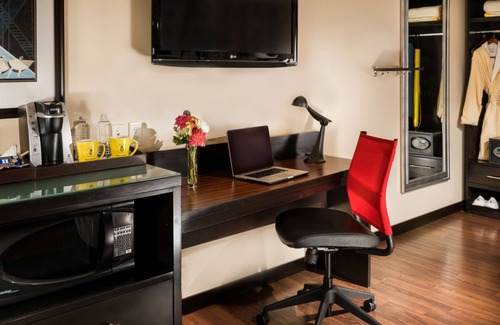 Lower Queen Anne Hotel | Ideal for Groups: 2 Rooms w/Pool Access Steps Away from the Space Needle