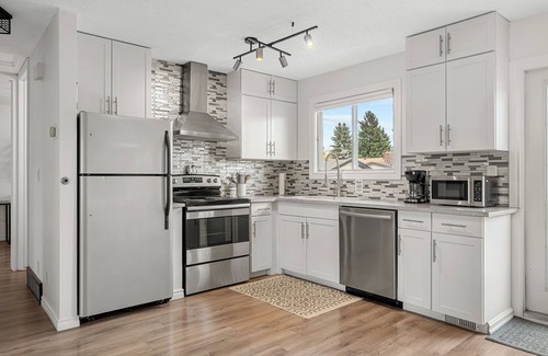 Cedarbrae House | Ideal for Groups, Sleeps 18, King Bed, Large Deck, BBQ Grill