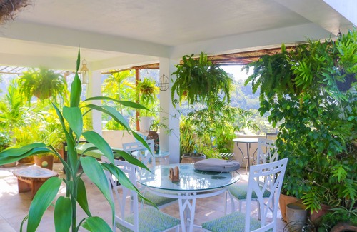 Roseau House | Ideally located, minutes walk to the city, groups family and corporate suited