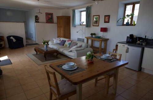 Loperec Apartment | Idyllic Country Location for couples, central, peaceful, 5 mins from shops, WIFI