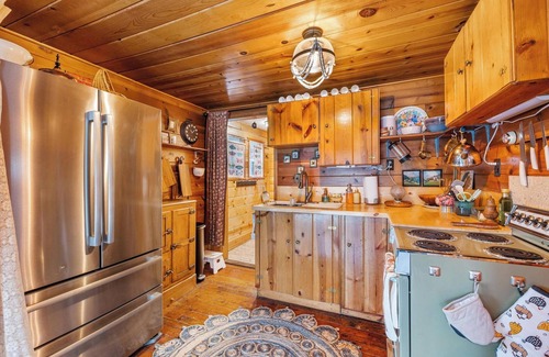 Newport Cottage | Idyllic Waterfront Bungalow In Newport on Lake Sacheen