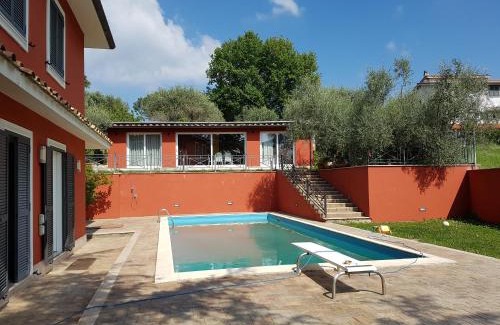 Riano Villa | IL CICLAMINO POOL FOR YOUR SOLE USE BIG IN-GROUND - 70m2 house & 300m2 outdoor, child & pet friendly, 10 minutes drive to Montebello Station connecting to Rome centre in 20 minutes, 3 minutes drive to supermarket -4 language warm guest care