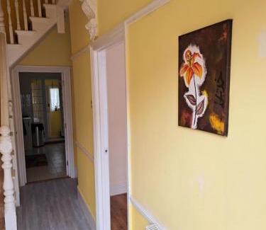 Loxford House | Ilford Town House- Close to London ILFORD Train Station