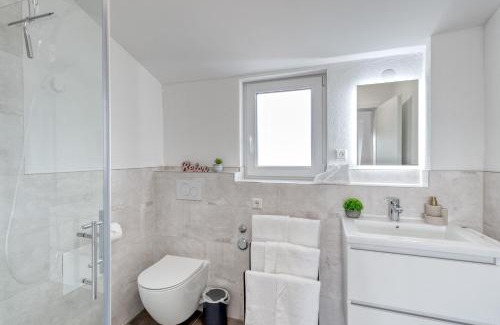 Voehringen Apartment | Iller Homes - 5 x Moderne Fewos je 1bis2 oder 1bis4 Pers mit Küche u Balkon - Parkplätze vorhanden