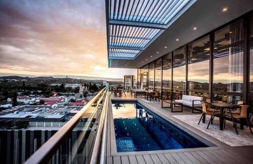 Windhoek Central Apartment | Immerse Yourself in Windhoek Adventure! City View, Rooftop Pool and Free Parking