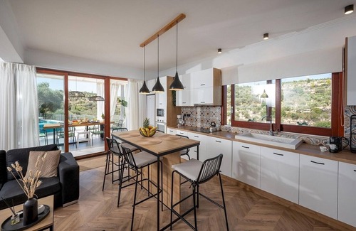 Rethymno Villa | Impressive New Villa, A/C, Private Pool, Gym, Stunning Mountain & Sea Views- 2.5km from Reythymno!