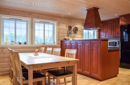 Stalheim House | Impressive, rustic log house in the tranquility of nature.