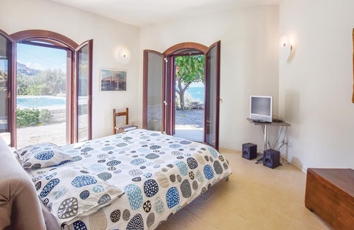 Pizzo House | In a land characterized by coves, promontories, white sandy beaches and crystal clear sea in the Tyr