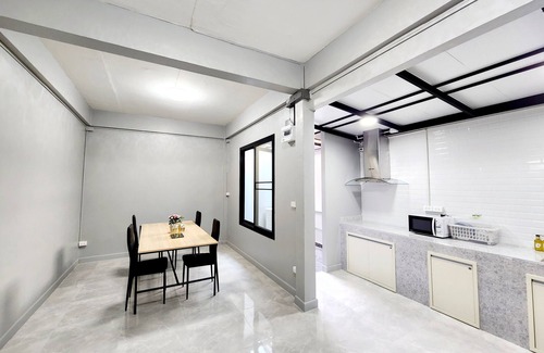 Ratchadaphisek House | In the central of the city, close to convenience stores and transportation hubs.