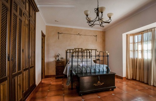 Setenil de las Bodegas House | In the heart of Andalusia, this spacious finca with swimming pool welcomes you in a quiet landscape.