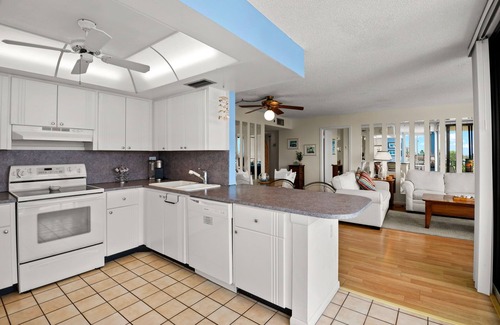 Palma del Mar Condo | Incredible 6th floor penthouse condo with souther water views of Tampa Bay!
