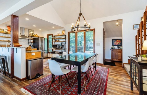 Pedlars Edge House | Incredible Mountain Views - Modern Four Bedroom Home - Five Minute Walk to Slope