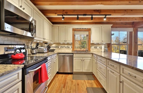 Ludlow House | Incredible ski access on Sachem Trail - True Ski On/Ski Off Home - Private Hot Tub
