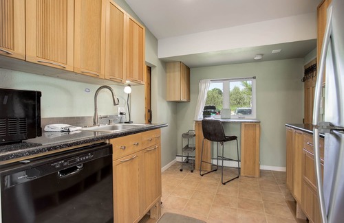 Longmont Cottage | Incredible Views Lake & Mountains- relax, work & play!