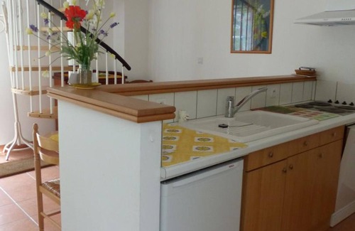 Ebreuil Cottage | Independent house with terrace, WIFI, garden, near castle