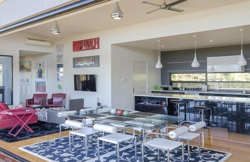 Steels Creek House | Indulge yourself with space to exhale and take in the views over a glass of rose