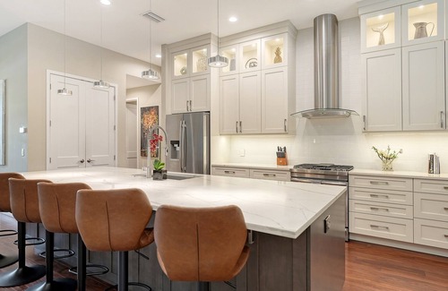 South Poinsettia House | Indulgent Palm Paradise King Suite Heated Pool Luxe Lanai