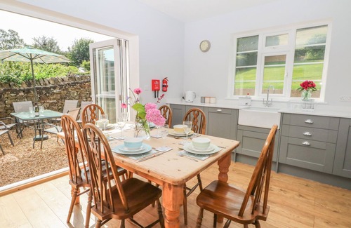 High Peak House | INGLEDENE, pet friendly, with a garden in Chinley