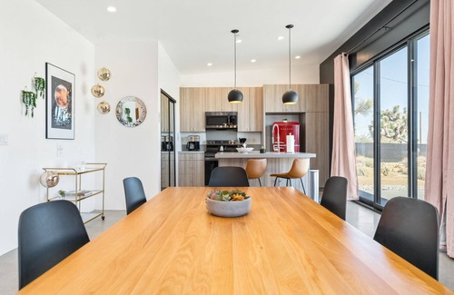 Yucca Valley House | Insta-worthy Mars Tiny Home~Cowboy Pool~ Hot Tub~ Fire Pit