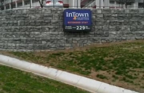 Buechel Apartment | InTown Suites Extended Stay Louisville KY - Wattbourne Lane
