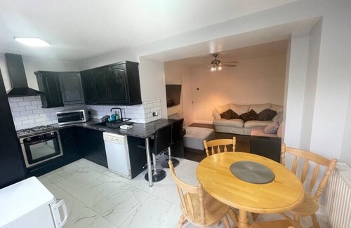 Pinkwell Apartment | Inviting Apartment in Hayes with Garden & Parking