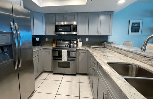 Independence Square Condo | IRB Fan Fav! Luxurious Indian Rocks Beachfront w/Pool! Walkable to Best!