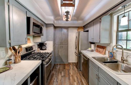 Shreveport House | Island, Lakefront Emerald Point-fenced-boats