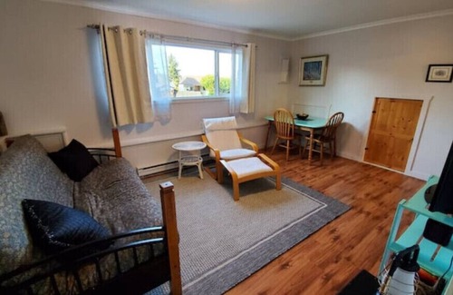 Crofton Apartment | Island Vibes Flower Suite