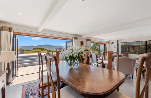 Paraparaumu Beach House | Island View Beach House - Paraparaumu Beach Home