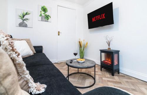 Peterborough House | J&J stays 5 bedroom detached house in Peterborough with parking